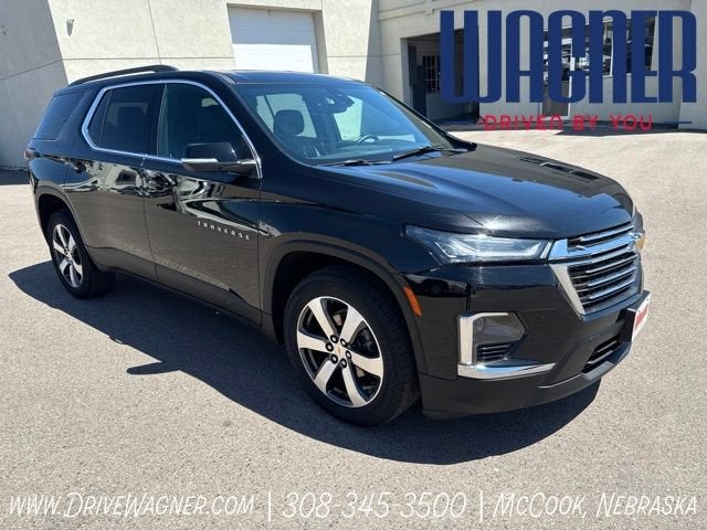 2023 Chevrolet Traverse LT Leather in Mosaic Black Metallic — front three-quarter view